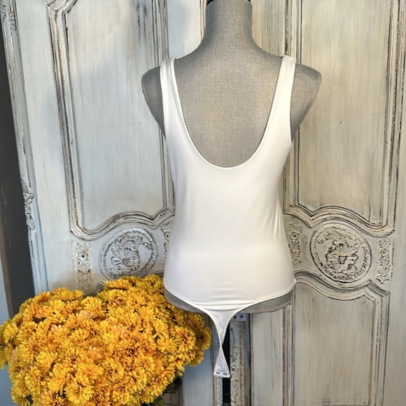 Abercrombie & Fitch Soft A&F Collection White Deep V Neck Sleeveless Bodysuit M - Picture 8 of 10